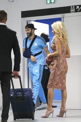 Bilder des Tages The French player Adil Rami came out on injury in the 25th minute of the match between OM and Domzale. Right after the match, the OM defender was joined by American actress Pamela Anderson. The companion of the French player attended, Thursday evening, for the first time, a match at the Vélodrome, Marseille, France. Pamela Anderson;Adil Rami Marseille France  541727