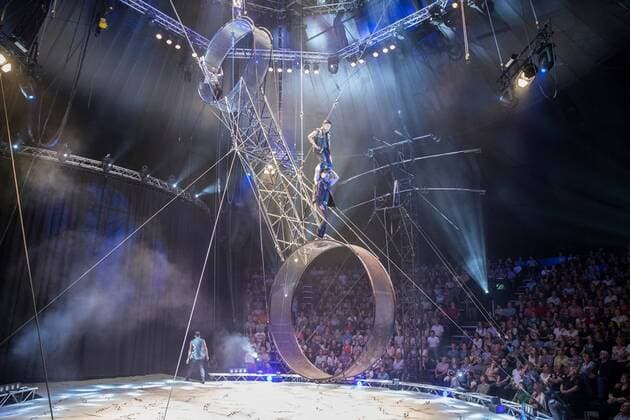 Premiere des Zirkus Flic Flac in Saarbrücken am Donnerstag (24.8.2017). Der Zirkus veröffentlicht in seinen Ablaufplänen keine Namen der Artisten, auch das Programm bleibt ohne Moderation. Typisch für Flic Flac sind das Todesrad und die Stunts der Motocross Fahrer. bub