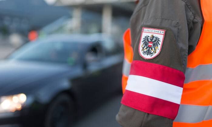 Steinach am Brenner 23.08.2017, Mautstelle, Schoenberg, AUT, Grenzkontrollen, Medientermin Schengen-Kontrollen der Polizei mit Unterstuetzung durch das Oesterreichische Bundesheer auf der A13, im Bild das rmelabzeichen des sterreischischen Bundeheers during border controls of the Austrian Federal Police and the Austrian Army on the highway at the in Steinach am Brenner, Austria on 2017 08 18.  EX_JAK 