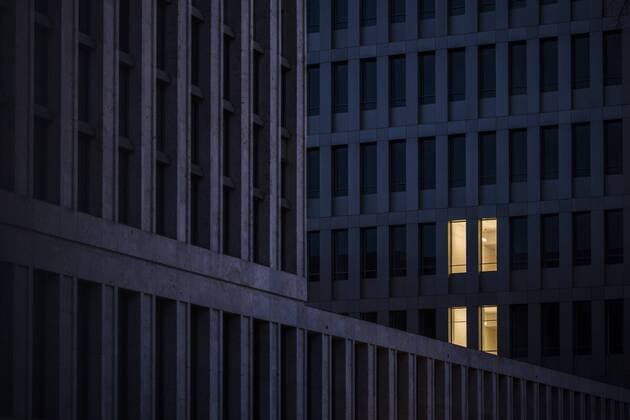 Licht brennt in zwei Zimmern in der neuen Zentrale vom Bundesnachrichtendienst (BND) auf der Chausseestrasse in Berlin, 23.08.2017. Berlin Deutschland Copyright: xFlorianxGaertner photothek.netx