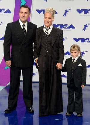 (L-R) Carey Hart, Willow Sage Hart and Pink arrive for the 34th annual MTV Video Music Awards at The Forum in Inglewood, California on August 27, 2017.  LAP201708270312 JIMxRUYMEN