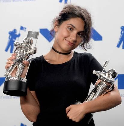 Alessia Cara, winner of Best Dance for Stay appears backstage during the 34th annual MTV Video Music Awards at The Forum in Inglewood, California on August 27, 2017.  LAP201708270516 JIMxRUYMEN