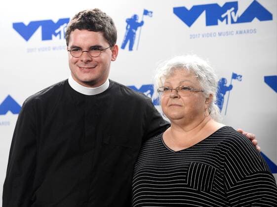 Rev. Robert Wright Lee IV (L) and Susan Bro appear backstage during the 34th annual MTV Video Music Awards at The Forum in Inglewood, California on August 27, 2017.  LAP201708270521 JIMxRUYMEN