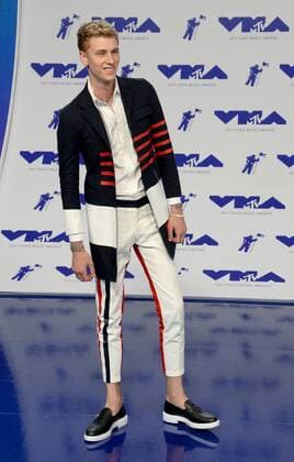 Machine Gun Kelly arrives for the 34th annual MTV Video Music Awards at The Forum in Inglewood, California on August 27, 2017.  LAP201708270644 JIMxRUYMEN