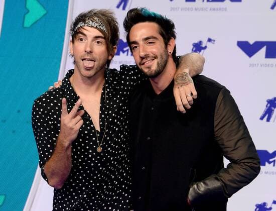 (L-R) Jack Barakat and Alex Gaskarth of All Time Low arrive for the 34th annual MTV Video Music Awards at The Forum in Inglewood, California on August 27, 2017.  LAP201708270718 JIMxRUYMEN