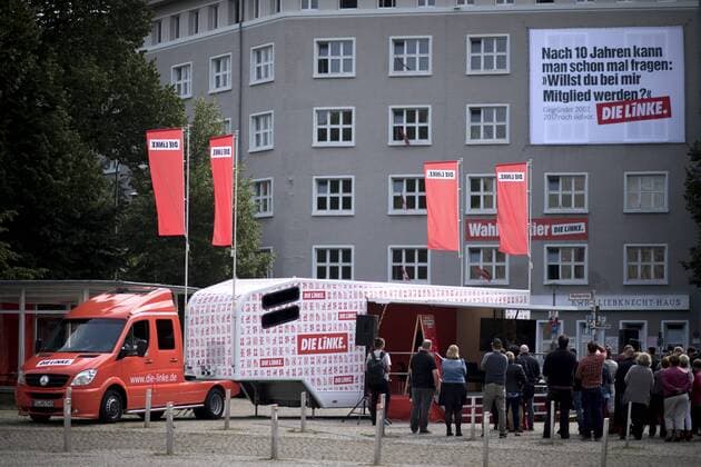 Wahlkampftruck Die Linke DEU, Deutschland, Germany, Berlin, 25.08.2017 Der rote Wahlkampf-Truck der Partei Die Linke, Linkspartei, mit Slogan Unterwegs fuer soziale Gerechtigkeit vor der Parteizentrale in Berlin. Die Praesentation ist Auftakt des heissen Wahlkampfes im Bundestagswahlkampf fuer die Bundestagswahl am 24. September 2017. Campaign truck during the presentation by the party Die Linke, The Left, Linkspartei, for their election campaign in front of the headquarter of the party and the Volksbuhne theatre in Berlin, Germany. This campaign is part for the federal elections of the German Bundestag scheduled for September 24 2017
