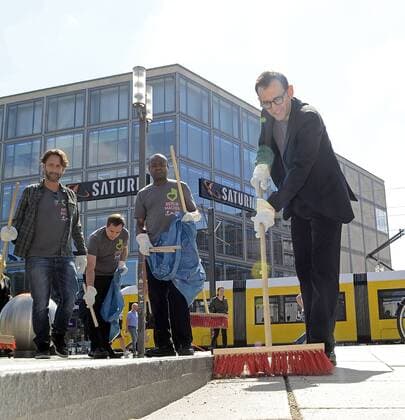 17 . 07 . 2017 , Berlin Mitte : Aufräumaktion auf dem Alexanderplatz . U.a. mit Bezirksbürgermeister Stephan von Dassel ( r . )