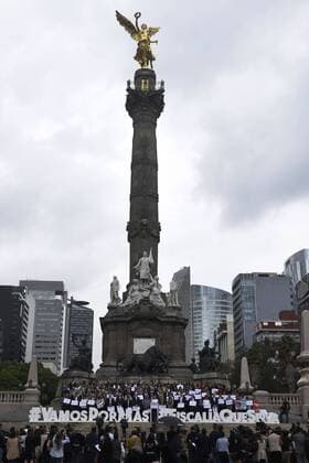 VamosPorMas Demonstration in Mexiko-Stadt August 29, 2017 - EUM20170829NAC09.JPG.CIUDAD DE MEXICO Protest Protesta- VamosPorMas PGR.- Diferentes organizaciones civiles y de iniciativa privada se reunen en el Ãngel de la Independencia para exigir al Senado la creacion de una Fiscalia General con autonomia, y que se prohiba el pase automatico del fiscal general. Foto: Agencia EL UNIVERSAL EVZ  - ZUMAu78_ 20170829_zaf_u78_015 Copyright: xAlonsoxRomerox