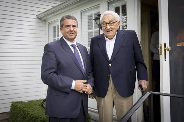 Themen der Woche Bilder des Tages Bundesaussenminister Sigmar Gabriel (l), SPD, trifft den ehemaligen US-Aussenminister Henry Kissinger. 29.08.2017, Kent, CT. Kent USA Copyright: xIngaxKjerx