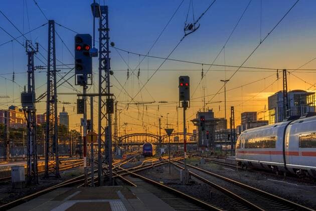 ICE Intercity am Hauptbahnhof in Muenchen, Deutschland, Bayern, Muenchen Train on the trackage at central station in Munich, Germany, Bavaria, Munich BLWS461584 Copyright: xblickwinkel allOver TPHx