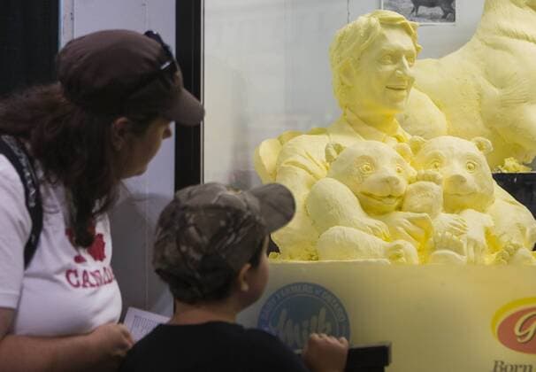 (170831) -- TORONTO, Aug. 31, 2017 -- Visitors watch a butter sculpture of Canadian Prime Minister Justin Trudeau cuddling panda twin cubs at the Butter Sculpture Competition of the 139th Canadian National Exhibition in Toronto, Canada, Aug. 30, 2017. )(gj) CANADA-TORONTO-BUTTER SCULPTURE-JUSTIN TRUDEAU-PANDA TWIN CUBS ZouxZheng 