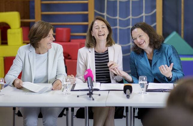 Themen der Woche Bilder des Tages Sommerreise von Bundesfamilienministerin Katarina Barley, SPD. Zusammen mit Bundesarbeitsministerin Andrea Nahles, SPD, und der Ministerpraesidentin von Rheinland-Pfalz, Malu Dreyer, besucht Bundesfamilienministerin Katarina Barley, SPD, in Mainz die Kindertagesstaette Nepomuk. Mainz, 31.08.2017 Mainz Deutschland Copyright: xThomasxImo photothek.netx
