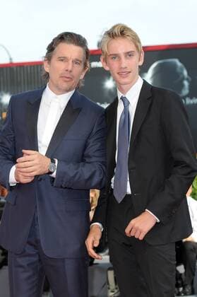 74th Venice Film Festival, Red Carpet film First Reformed Pictured: Ethan Hawke, Levon Roan Thurman-Hawke  Copyright: xAlbertoxTerenghi Veneziax2017x x xVeneziax