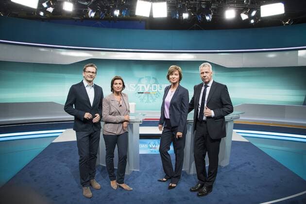 Themen der Woche Bilder des Tages (L-R) Moderatoren Claus Strunz (SAT.1), Sandra Maischberger (ARD), Maybrit Illner (ZDF) und Peter Kloeppel (RTL) posieren fuer ein Bild im Studio des TV-Duells waehrend der Vorbesichtigung fuer die Presse in Adlershof in Berlin am 1. September 2017. TV-Duell Studio Vorbesichtigung