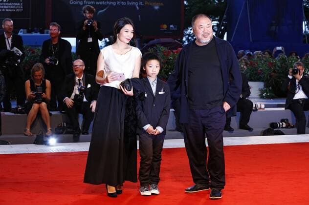 Ai Weiwei with his wife Lu Qing and his son Ai Lao ttending the Human Flow premiere at the 74th Venice International Film Festival at the Palazzo del Cinema on September 01, 2017 in Venice, Italy Foto:xD.xBedrosianx xFuturexImage