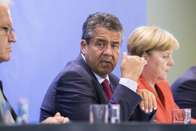 September 4, 2017 - Berlin, Germany - Vice Chancellor and Foreign Minister Sigmar Gabriel and German Chancellor Angela Merkel are pictured during a news conference following a meeting between the Government with federal states and municipalities regarding improvements to air quality in the cities at the Chancellery in Berlin, Germany on September 4, 2017. Berlin Germany  - ZUMAn230 20170904_zaa_n230_443 Copyright: xEmmanuelexContinix