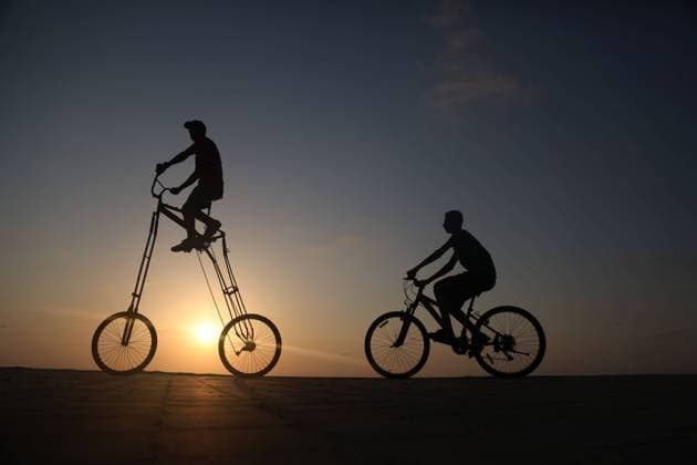 Bilder des Tages September 5, 2017 - Gaza, gaza strip, Palestine - A Palestinian youth rides his bicycle in the street during sunset in Gaza City September 5, 2017. Gaza Palestine  - ZUMAn230 20170905_zaa_n230_180 Copyright: xMajdixFathix