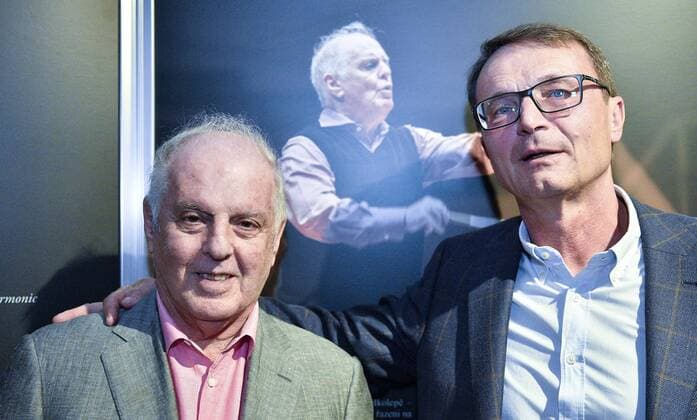 Bilder des Tages Argentine-Israeli conductor Daniel Barenboim (left) and Czech director Martin Suchanek pose during the premiere of their documentary film named Barenboim: Smetana - Ma vlast (Barenboim: Smetana - My Homeland), in Prague, Czech Republic, on September 5, 2017. (CTKxPhoto MichalxDolezal) CTKPhotoP201709050992301  dol 001
