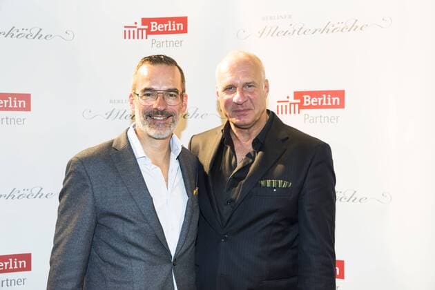 Vorsitzender der Jury Berliner Meisterkoeche und Korrespondent bei Der Feinschmecker Stefan Elfenbein, Geschaeftsfuehrer von Berlin Partner Stefan Franzke bei der Preisvergabe der Berliner Meisterkoeche 2017 beim Data Space in Berlin am 6. September 2017. Preisvergabe der Berliner Meisterkoeche 2017