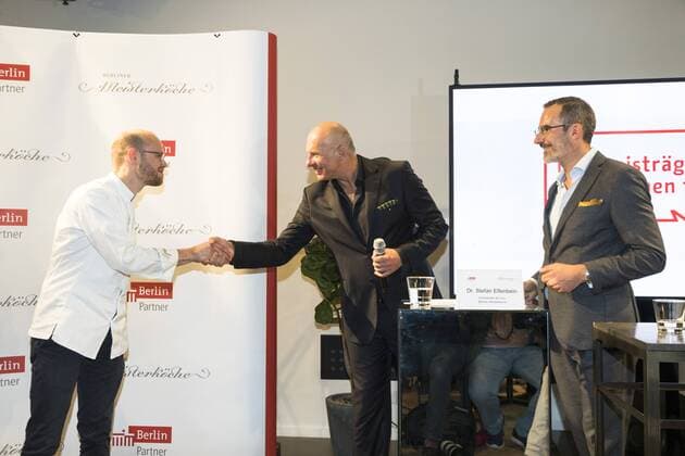 (L-R) Meisterkoch der Region 2017 Rene Klages vom 17fuffzig in Burg (Spreewald), Vorsitzender der Jury Berliner Meisterkoeche und Korrespondent bei Der Feinschmecker Stefan Elfenbein, und Geschaeftsfuehrer von Berlin Partner Stefan Franzke bei der Preisvergabe der Berliner Meisterkoeche 2017 beim Data Space in Berlin am 6. September 2017. Preisvergabe der Berliner Meisterkoeche 2017