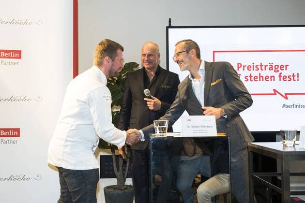 (L-R) Berliner Meisterkoch 2017 Sebastian Frank vom Restaurant Horvath, Vorsitzender der Jury Berliner Meisterkoeche und Korrespondent bei Der Feinschmecker Stefan Elfenbein und Geschaeftsfuehrer von Berlin Partner Stefan Franzke bei der Preisvergabe der Berliner Meisterkoeche 2017 beim Data Space in Berlin am 6. September 2017. Preisvergabe der Berliner Meisterkoeche 2017