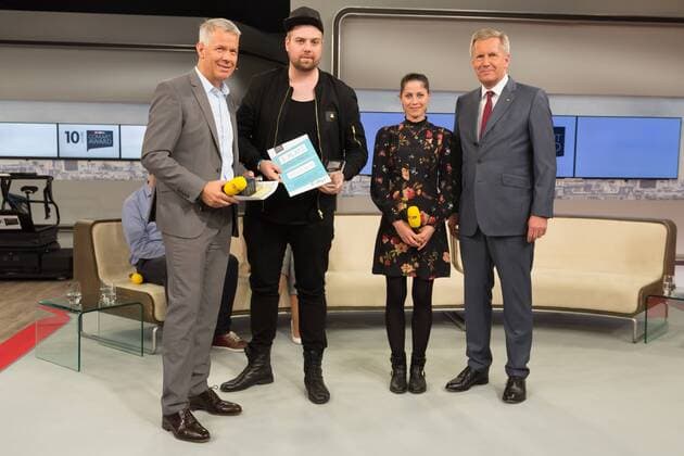 Peter Kloeppel, Valea Scalabrino und Christian Wulff (Bundespraesident a.D) mit dem Gewinner des 3.Platz Einzelpreis Sebastian Bauer - Preisverleihung des RTL Com.mit Awards 2017 auf der IFA in Berlin am 06.09.2017. RTL Com.mit Awards 2017
