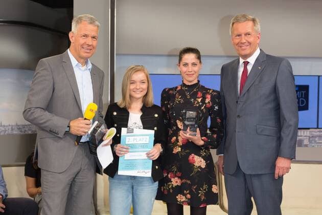 Peter Kloeppel, Valea Scalabrino und Christian Wulff (Bundespraesident a.D) mit der Gewinnerin des 2.Platz Einzelpreis Livia Kerp - Preisverleihung des RTL Com.mit Awards 2017 auf der IFA in Berlin am 06.09.2017. RTL Com.mit Awards 2017