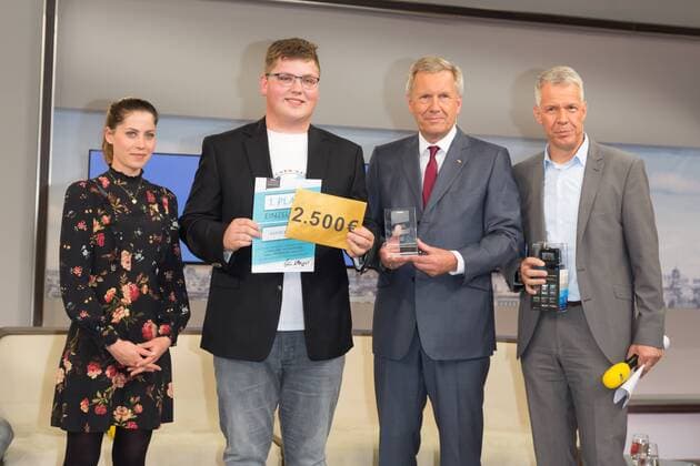 Valea Scalabrino, Peter Kloeppel und Christian Wulff (Bundespraesident a.D) mit dem Gewinner des 1.Platz Einzelpreis Marek Fink - Preisverleihung des RTL Com.mit Awards 2017 auf der IFA in Berlin am 06.09.2017. RTL Com.mit Awards 2017