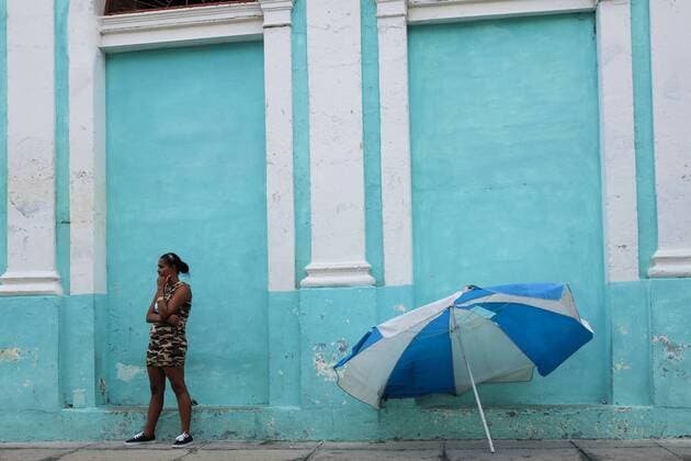 Cuba Cienfuegos 21.07.2017 Kubanerin am Strassenrand *** Cuba Cienfuegos 21 07 2017 Cuba woman at Roadside