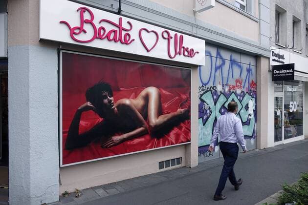 03.08.2017, Bonn, Nordrhein-Westfalen, Beate Uhse in Bonn, Bonn, Geschäft, Laden, Erotik, Erotikartikel, Uhse, Beate Uhse, Plakat, Werbung, Reklame, Frau, nackt *** 03 08 2017 Bonn North Rhine Westphalia Beate Uhse in Bonn Bonn Business shop Eroticism Erotic article Uhse Beate Uhse Billboard Advertising Advertisment Woman naked