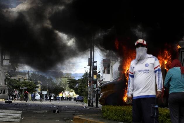 A view of the confrontation between members of the National Education Workers Union (CNTE) and the Police, in Oaxaca, Mexico, 07 September 2017. A banger thrown by teachers who were protesting against President Enrique Pena Nieto s visit in Oaxaca hit an official helicopter which had to perform an emergency landing. Teachers banger hits official helicopter during act of Pena Nieto !ACHTUNG: NUR REDAKTIONELLE NUTZUNG!  Copyright: xMarioxArturoxMartínezx OAX002 20170908-636404277416885830