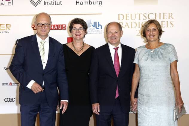 Joachim Knuth, Frauke Gerlach, Olaf Scholz und Britta Ernst bei der Verleihung des Deutschen Radiopreises 2017 in der Elbphilharmonie. Hamburg, 07.09.2017