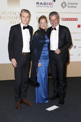 Günther H. Oettinger mit Partnerin Friederike Bayer und Sohn Alexander bei der Verleihung des Deutschen Radiopreises 2017 in der Elbphilharmonie. Hamburg, 07.09.2017