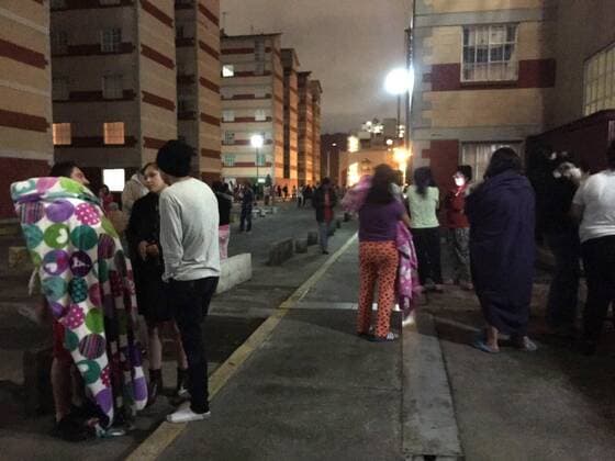 Colonial of Mexico City, Mexico remain outside their homes, on 8 September 2017, after a strong earthquake magnitude eight on the open Richter scale that violently shook Mexico City, originating 137 kilometers southwest of Tonala, in the southeastern state of Chiapas, reported the National Seismological Service (SSN). So far there are no reports of damage or casualties, but the shaking caused power cuts in the capital, where the seismic alert was heard, and immediately began to hear ambulances. Earthquake of magnitude 8 on the Richter scale shakes Mexico City !ACHTUNG: NUR REDAKTIONELLE NUTZUNG!  Copyright: xSáshenkaxGutiérrezx MEX50 20170908-636404535403610336