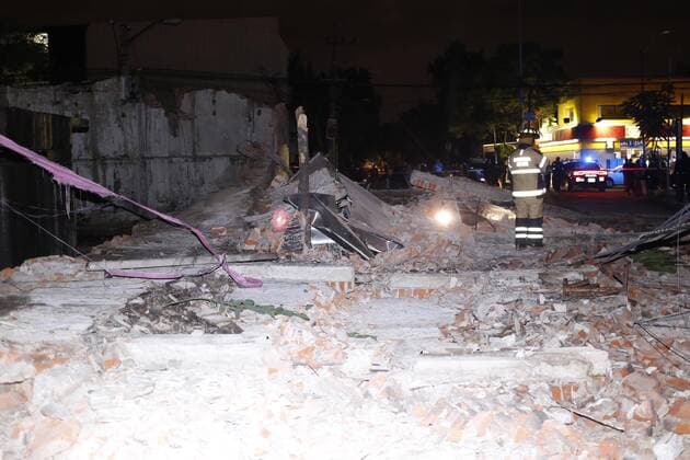 Schweres Erdbeben vor Mexiko September 8, 2017 - EUM20170908NAC07.JPG.CIUDAD DE MEXICO.- Seism Sismo-Mexico.- Una barda se derrumbo tras el fuerte sismo registrado esta noche, ubicada en la calle Oriente 229 de la colonia Agricola Oriental en la delegacion Iztacalco de la Ciudad de Mexico. Foto: Agencia EL UNIVERSAL Agustin Salinas RCC.  - ZUMAu78_ 20170908_zaf_u78_006 Copyright: xAgustinxSalinasx