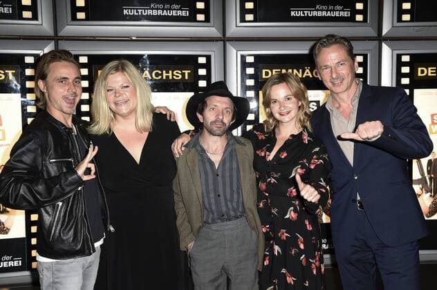 Constantin von Jascheroff, Marie Schöneburg, David Bennent, Johanna Griebel und David C. Bunners bei der Premiere des Kinofilms Das schaffen wir schon im Kino in der Kulturbrauerei. Berlin, 07.09.2017