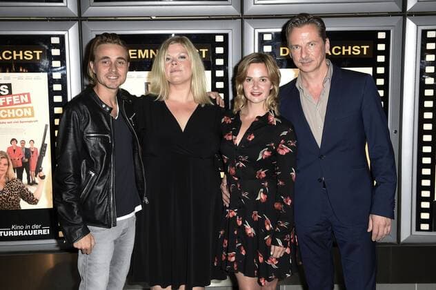 Constantin von Jascheroff, Marie Schöneburg, Johanna Griebel und David C. Bunners bei der Premiere des Kinofilms Das schaffen wir schon im Kino in der Kulturbrauerei. Berlin, 07.09.2017