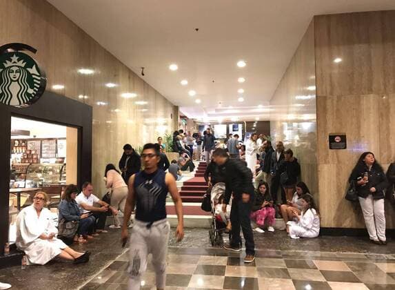 Schweres Erdbeben vor Mexiko September 8, 2017 - EUM20170908NAC10.JPG.CIUDAD DE MEXICO.- SeismSismo-Mexico.- Capitalinos evacuaron edificios y viviendas en la Ciudad de Mexico, tras el fuerte sismo que se registro esta noche. 8 de septiembre de 2017. Foto: Agencia EL UNIVERSALYara SilvaRCC.  - ZUMAu78_ 20170908_zaf_u78_010 Copyright: xElxUniversalx