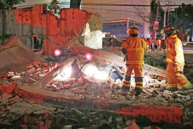 September 8, 2017 - Mexico City, Mexico - A fence collapses on a car after an 8.1 earthquake hit southern Mexico. Mexico  - ZUMAu78_ 20170908_zaf_u78_011 Copyright: xAgustinxSalinasx