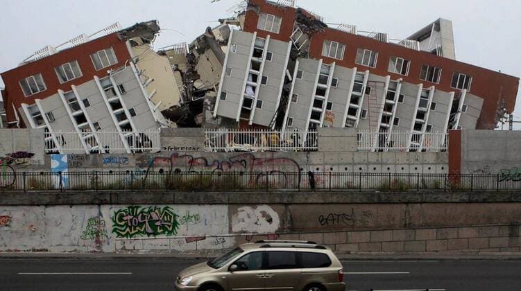 Themen der Woche Bilder des Tages A major earthquake off the southern coast of Mexico has killed at least 34 people, according to authorities, with the president saying it was the biggest hit the country in a century. The US Geological Survey (USGS) reported the magnitude of the earthquake late on Thursday as 8.1, but President Enrique Pena Nieto said on Friday it was 8.2, making it the largest in Mexico in 100 years. He also said it was bigger than the one in 1985 when thousands were killed in four Mexican states. Its epicentre was 123km southwest of the town of Pijijiapan, at a depth of 70km, according to USGS. Mexico  545431