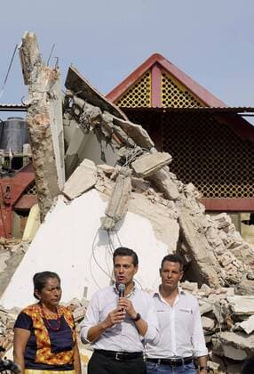 Präsident Pena Nieto besucht das Erdbebengebiet in Mexiko (170908) -- OAXACA (MEXICO), Sept. 8, 2017 -- Mexican President Enrique Pena Nieto (C, Front) delivers a speech after an earthquake in the town of Juchitan, Oaxaca state, Mexico, on Sept. 8, 2017. The 8.2 magnitude quake which rocked Mexico on Thursday night has now left a preliminary death toll of 58, Mexico s national earthquake service, SSN, said on Friday. ) MEXICO-OAXACA-EARTHQUAKE-PRESIDENT DavidxdexlaxPaz 
