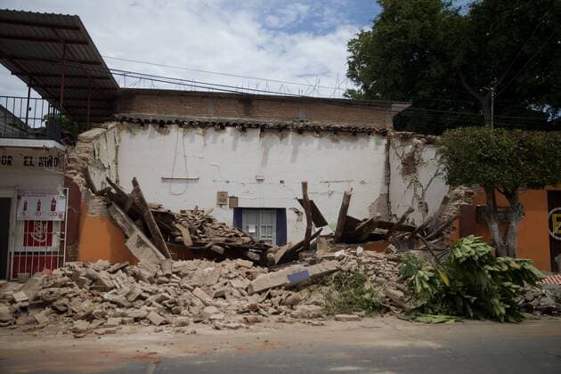 (170909) -- OAXACA (MEXICO), Sept. 9, 2017 -- Photo taken on Sept. 8, 2017, shows a damaged house after an earthquake in Oaxaca state, Mexico. A powerful earthquake measuring 8.2 on the Richter scale struck off Mexico s southern coast late Thursday night, killing at least 61 people. ) MEXICO-OAXACA-EARTHQUAKE-AFTERMATH DanxHang 