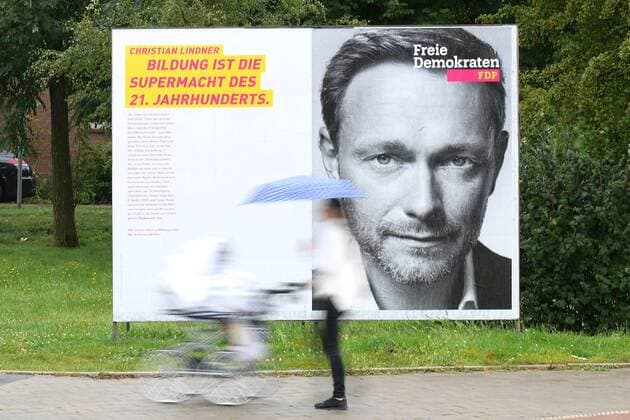 Deutsche Parteien: FDP. Wiedereinzug in den Bundestag 2017 Wahlplakate - Bundestagswahl 2017 am 08.09.2017 in Oberhausen Ein Wahlplakat der FDP - Christian Lindner - Bildung ist die Supermacht des 21. Jahrhunderts. Die Bundestagswahl 2017 ist die Wahl zum 19. Deutschen Bundestag und wird am 24. September stattfinden. *** Election posters Federal election 2017 at 08 09 2017 in Oberhausen a Election billboard the FDP Christian Lindner Education is the Superpower the 21 Century the Federal election 2017 is the Choice to 19 German Bundestag and will at 24 September place xJFJPGx