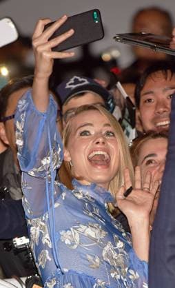 Margot Robbie takes a selfie with fans as she arrives at the world premiere of I, Tonya at the Princess of Wales Theatre during the Toronto International Film Festival in Toronto, Canada on September 8, 2017.  TOR2017090830 CHRISTINExCHEW