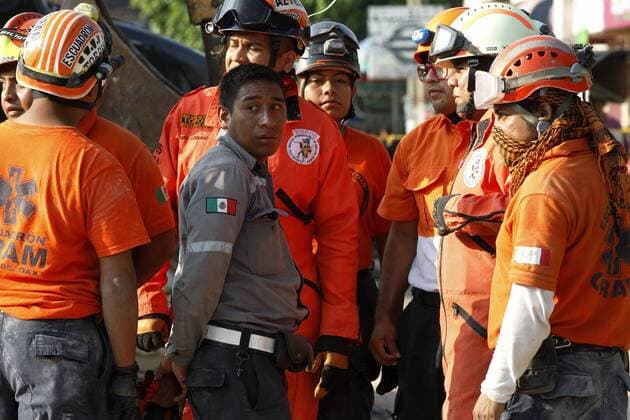 Rescuers, soldiers of the Army and Navy continue with the work of people search in the rubble, in the Juchitan municipality, in Oaxaca, Mexico, 9 September 2017. Juchitan is one of the most affected places by the 8.2-magnitude earthquake, the strongest in the country since 1932, that has left at least 61 dead and more than 250 injured. At least 61 dead and 250 injured by the strongest earthquake in Mexico since 1932 !ACHTUNG: NUR REDAKTIONELLE NUTZUNG!  Copyright: xJorgexNúnezx MEX03 20170909-636405782407044786
