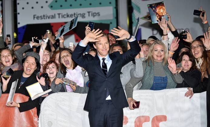 Benedict Cumberbatch poses for a photo with fans as he arrives for the world premiere of The Current War at the Princess of Wales Theatre during the Toronto International Film Festival in Toronto, Canada on September 9, 2017.  TOR2017090911 CHRISTINExCHEW