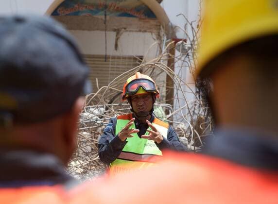 (170910) -- JUCHITAN (MEXICO), Sept. 10, 2017 -- Rescue workers wait to enter a searching zone after an earthquake hit in Juchitan, Oaxaca state, Mexico, Sept. 9, 2017. A powerful earthquake measuring 8.2 on the Richter scale struck off Mexico s southern coast late Thursday night, killing 90 people. ) MEXICO-OAXACA-JUCHITAN-EARTHQUAKE DanxHang 