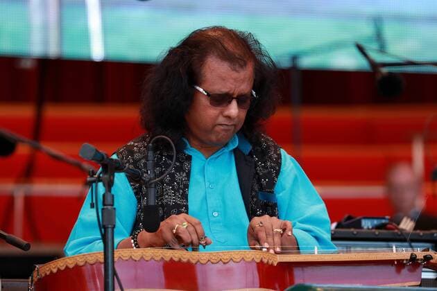 (170910) -- CHICAGO, Sept. 10, 2017 -- Indian slide guitar player Debashish Bhattacharya performs during the annual World Music Festival in Chicago, the United States, on Sept. 9, 2017. )(whw) U.S.-CHICAGO-WORLD MUSIC FESTIVAL WangxPing 