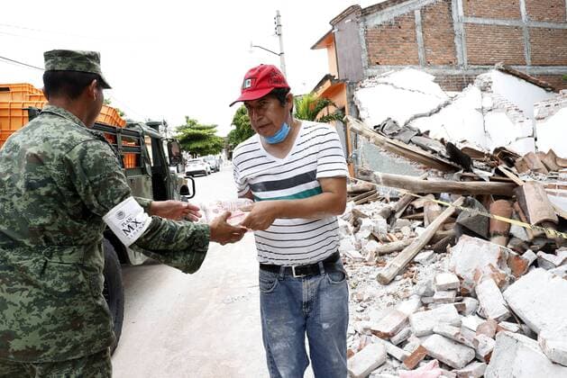 Members of the Army deliver food in Ixtaltepec, Oaxaca, Mexico, 10 September 2017. The death toll after the earthquake registered past 07 September rose from 65 to 90. The death toll after the earthquake rises to 90 in Mexico !ACHTUNG: NUR REDAKTIONELLE NUTZUNG!  Copyright: xJorgexNúnezx IXT004 20170910-636406699618500738