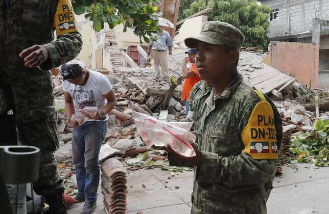 Members of the Army deliver food and water in Ixtaltepec, Oaxaca, Mexico, 10 September 2017. The death toll after the earthquake registered past 07 September rose from 65 to 90. The death toll after the earthquake rises to 90 in Mexico !ACHTUNG: NUR REDAKTIONELLE NUTZUNG!  Copyright: xJorgexNúnezx IXT005 20170910-636406699631448157